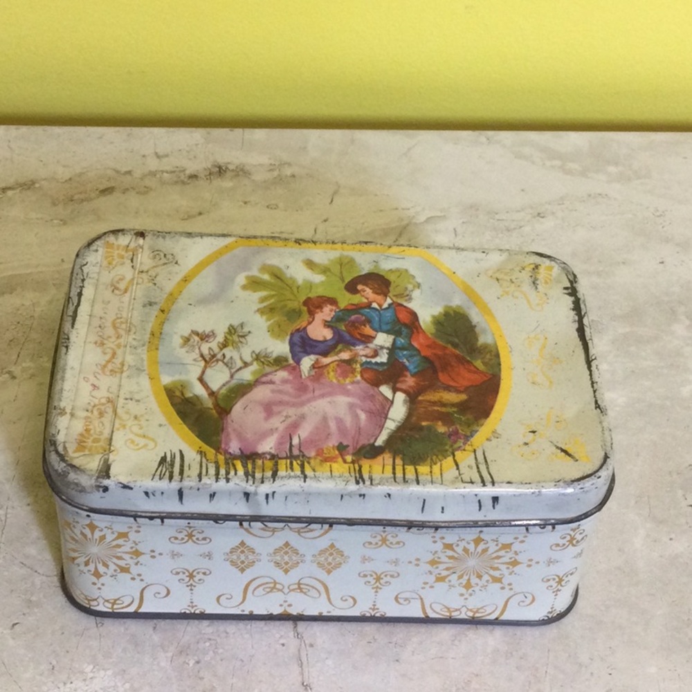 Vintage Bavaria Fragonard couple tin